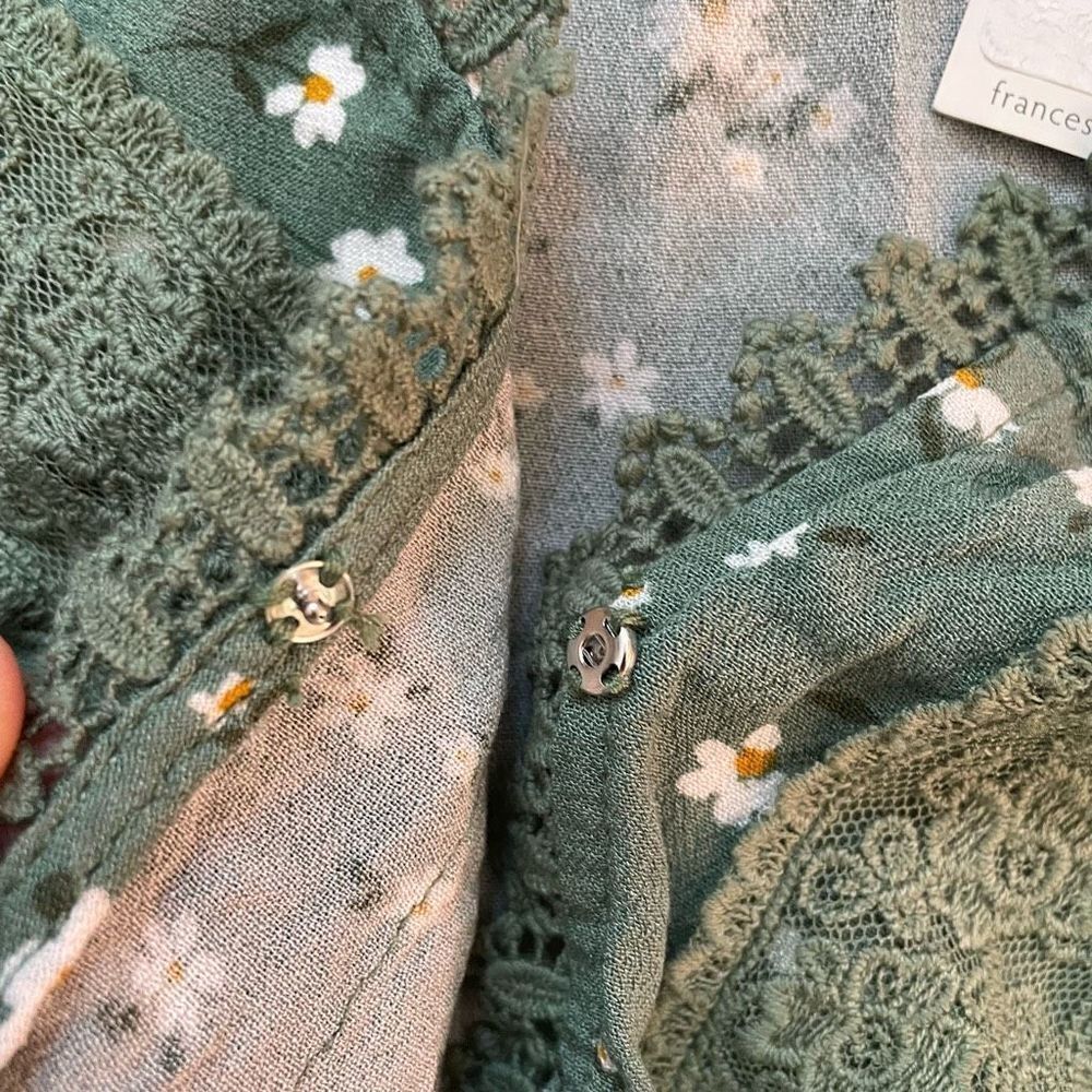NWT Francesca’s Mi Ami Green Floral Long Sleeve Top Sz M - Picture 8 of 10
